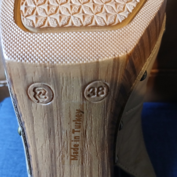 Heels - Picture 6 of 6